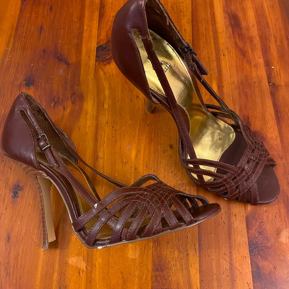 Bakers “Melanie” leather upper.  Very hardly worn. Also comfortable. Great pick